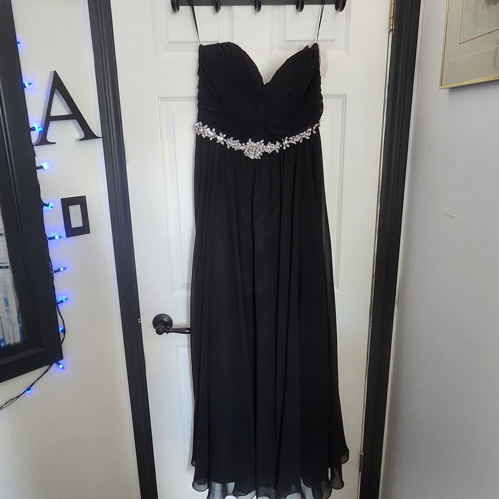 Chic Strapless Black Evening Dress with Crystal Detail
